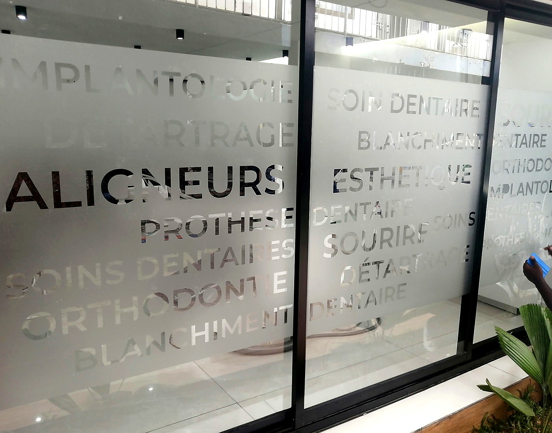 vitrophanie cabinet dentaire vallée bastos Yaoundé Vitrophanie cabinet dentaire vallée bastos Yaoundé